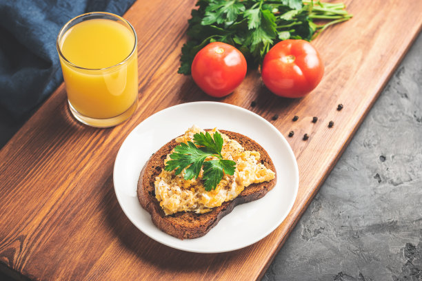 白盘烤面包加欧芹炒鸡蛋，自制健康早餐，木板装图片下载