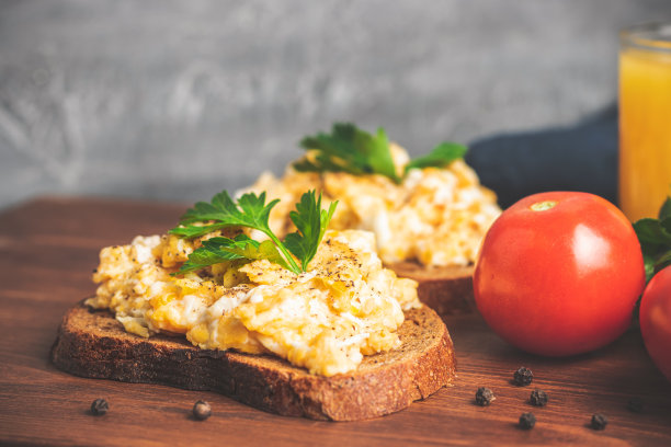 面包配欧芹炒鸡蛋，黑木板自制健康早餐图片下载
