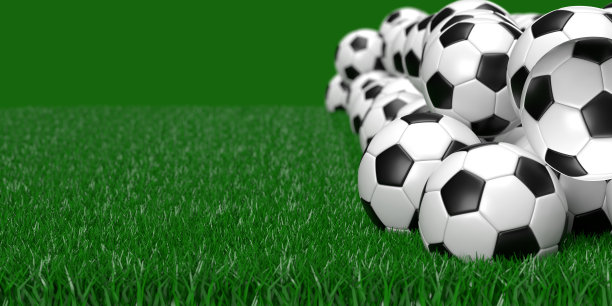 球场上有很多足球，侧视图图片下载