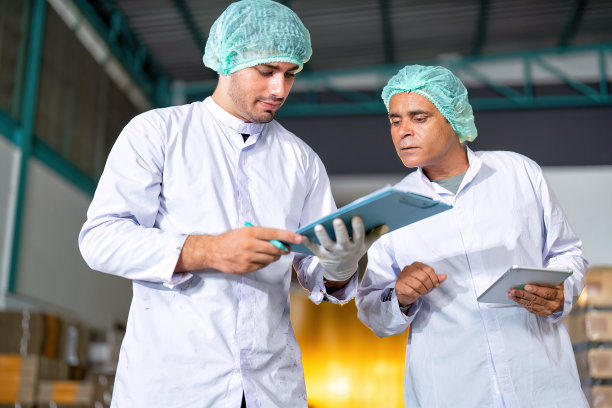 仓库质量控制团队在发货前检查托盘上的饮料瓶堆放清单图片下载