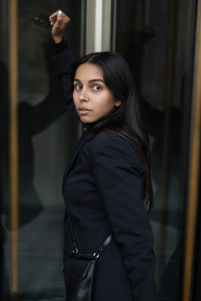 在户外穿黑衣的女人图片下载