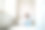 穿着牛仔裤的年轻女子坐在家里的地毯上用笔记本电脑工作，从门口看图片下载