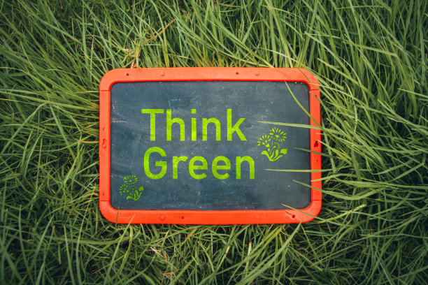 想想绿色写在黑板上，上面是绿色的草地图片下载