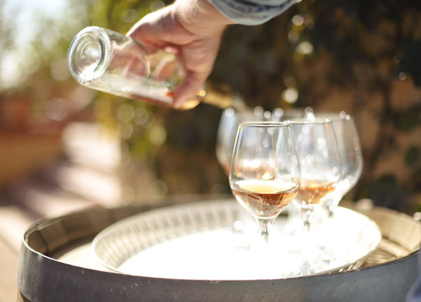 秋天的葡萄园里有许多玻璃杯和一瓶玫瑰酒图片下载