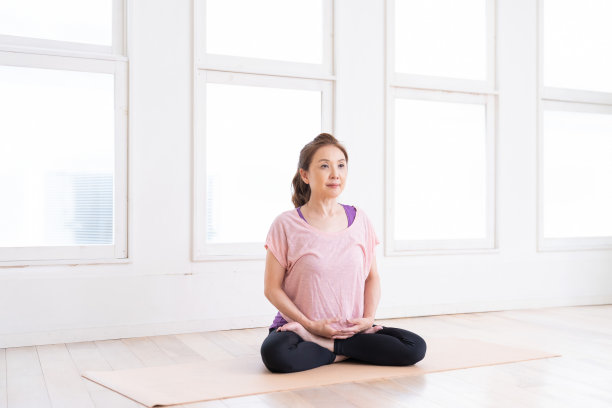 老年妇女在房间里锻炼图片下载