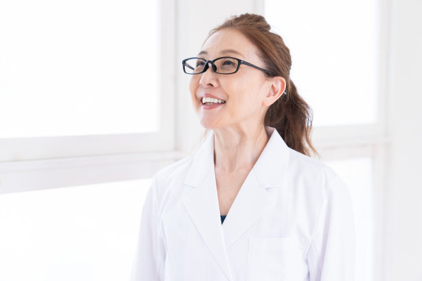 穿白大褂的老年妇女图片下载