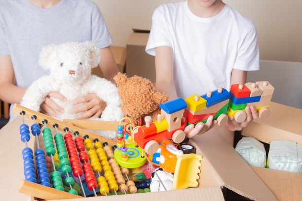 年轻的志愿者收集捐款箱里的衣服，学习用品，儿童玩具，食物。捐赠、慈善、食品银行、帮助低收入家庭的理念图片下载