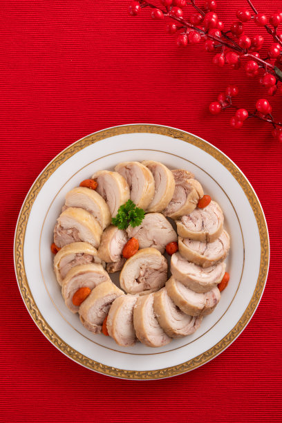 美味的鸡片泡在中国的酒里作为农历新年的菜肴。图片下载