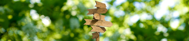 绿色模糊背景上的路标。图片下载