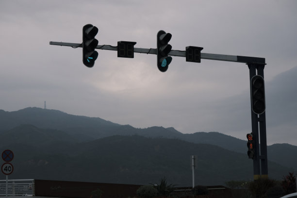 阴天交通灯图片下载