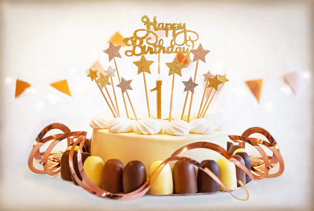 有一号蜡烛和装饰的生日蛋糕。图片下载