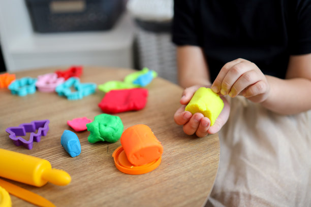这个孩子玩和雕刻橡皮泥。线上大师班图片下载