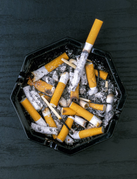 完整的烟灰缸图片下载