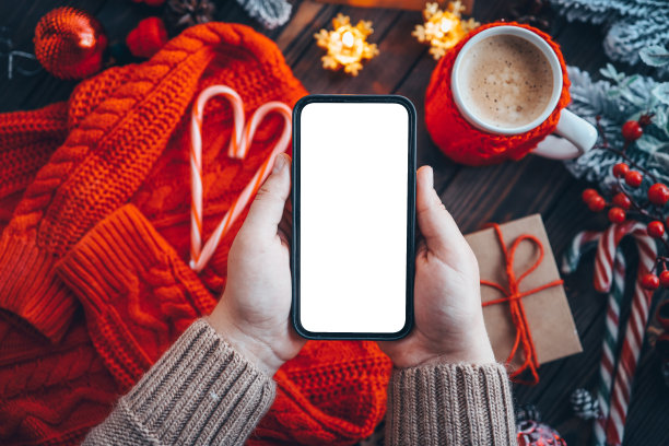 拿着手机，在圣诞的氛围中找个僻静的地方发短信图片下载