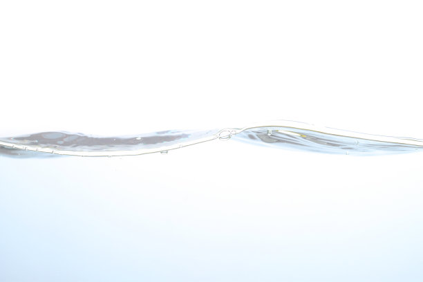 水的表面。白色背景。特写镜头。图片下载