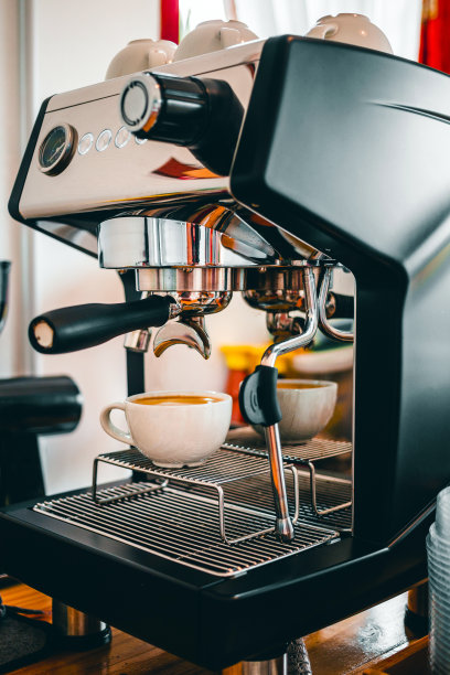 从咖啡机中用滤纸将咖啡倒入杯中，从咖啡店的咖啡机中倒出浓缩咖啡图片下载