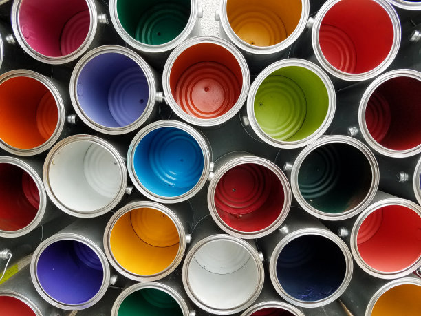 彩色空油漆罐背景图片下载