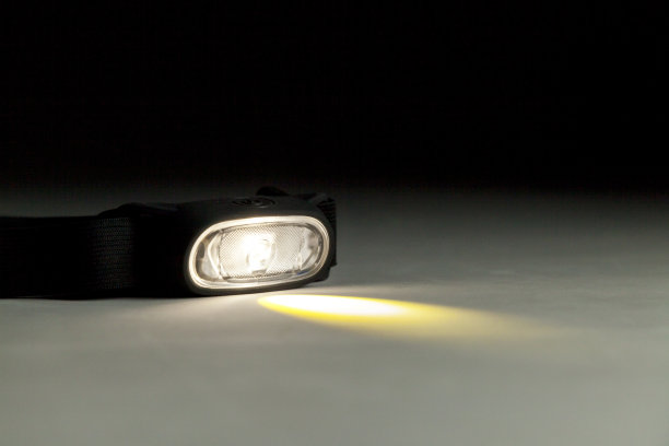 黑色背景中的头灯图片下载