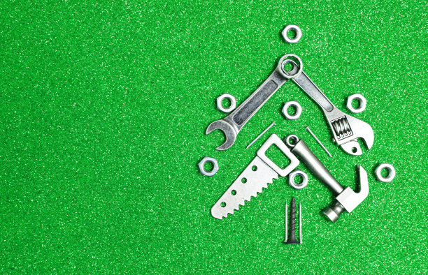 用绿色的小手工工具做成的圣诞树图片下载