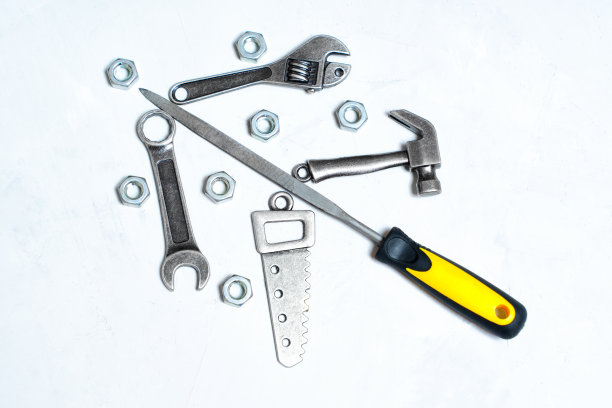 用微型手工工具制作的新年树图片下载