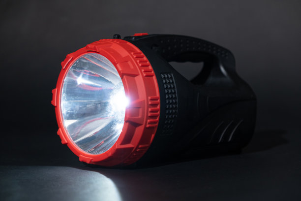 两个手电筒照在一个黑色的背景上，用来写文字图片下载