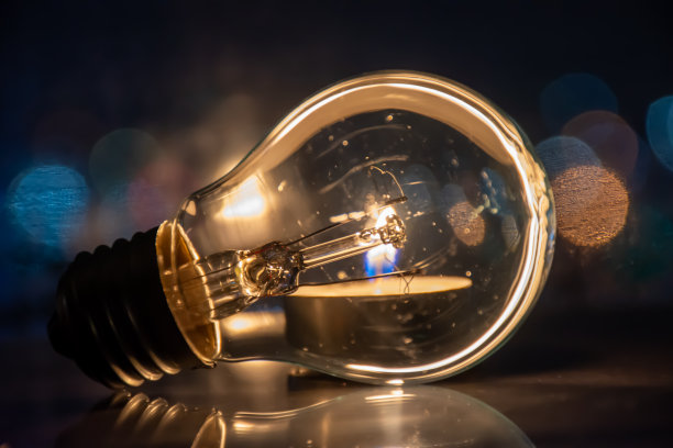 蜡烛代替灯泡燃烧，节约能源图片下载