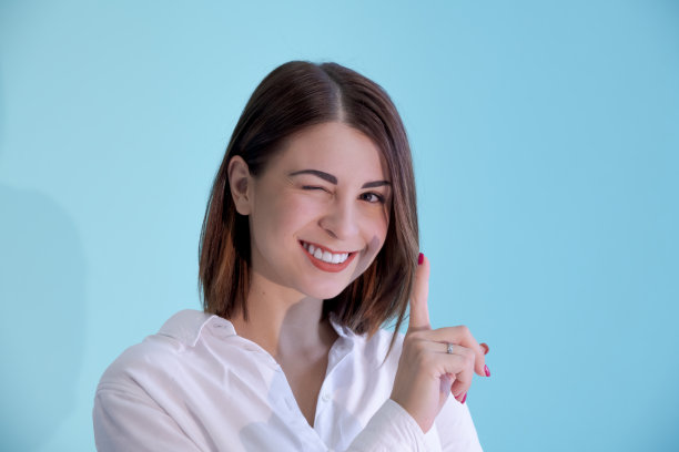 穿着白衬衫眨眼的女人的肖像图片下载