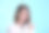 穿着白衬衫眨眼的女人的肖像图片下载