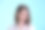 穿着白衬衫眨眼的女人的肖像图片下载