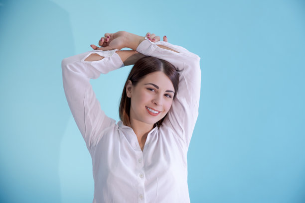 穿着白衬衫的微笑女人的肖像图片下载