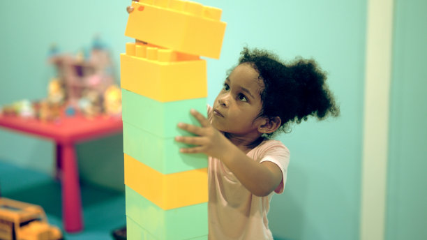 小女孩在玩积木图片下载