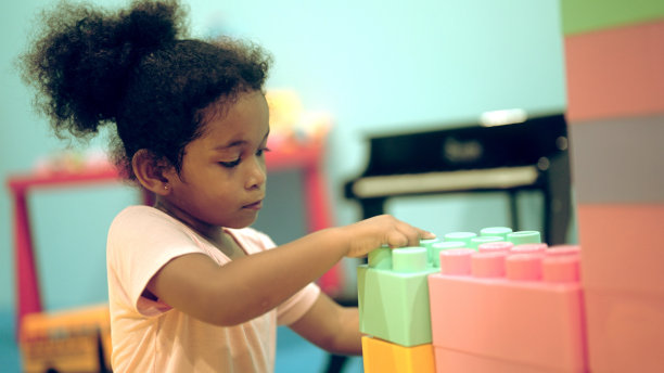 小女孩在玩积木图片下载