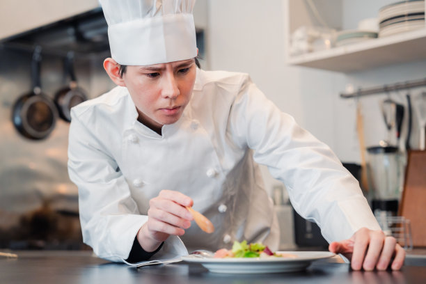 厨师正在厨房准备一道菜图片下载