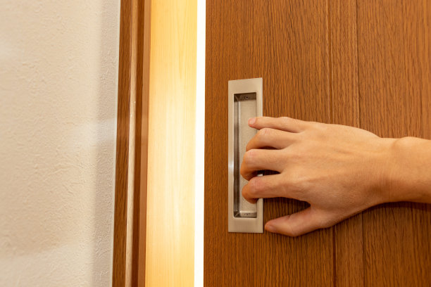 把手指放在推拉门的把手上图片下载