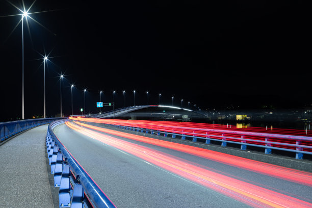 夜晚的桥和灯光小径图片下载