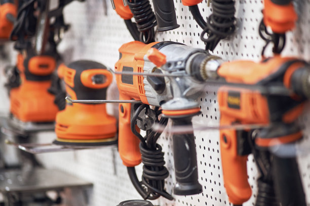 一个专业的工具，工作，维修和施工在商店。本店出售有线电动工具及电池供电设备图片下载