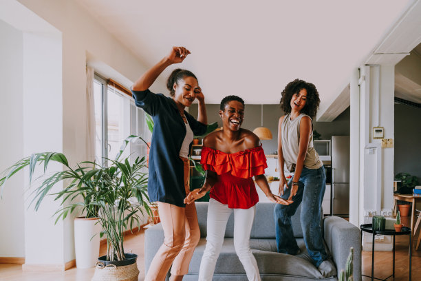 三个西班牙裔和黑人混血儿在家里聚在一起图片下载