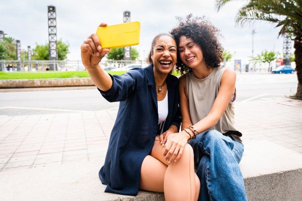 两个西班牙混血妇女在户外亲热图片下载