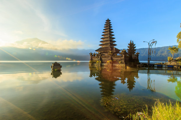 印度尼西亚巴厘岛巴图尔湖的晨景。图片下载