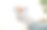 放松的男人躺在舒适的沙发上享受休息，手放在家里客厅的头上。平静的中年男子呼吸着新鲜空气，享受着没有压力的悠闲周末。图片下载