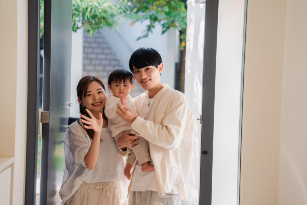 年轻的家庭带着孩子外出图片下载