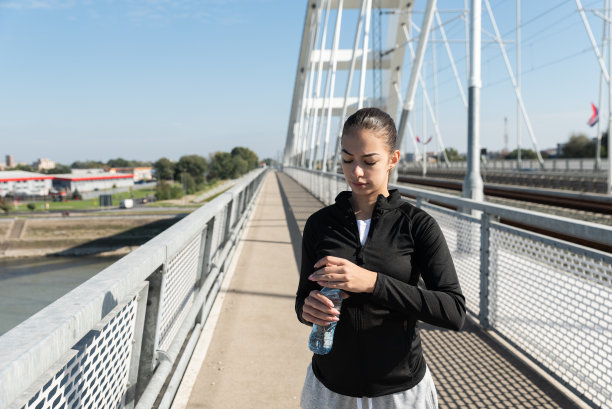 年轻的学校或学院大学生适合十几岁的女孩早上例行户外锻炼。健身女性晨间健身训练，学习前健康生活。图片下载