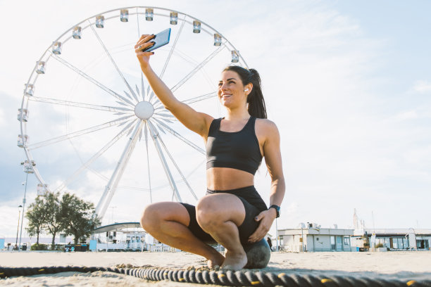 活泼的女孩在海滩上训练图片下载