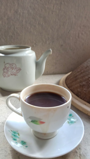 一杯咖啡和一个传统主题的马克杯的照片，使用陶瓷基材图片下载