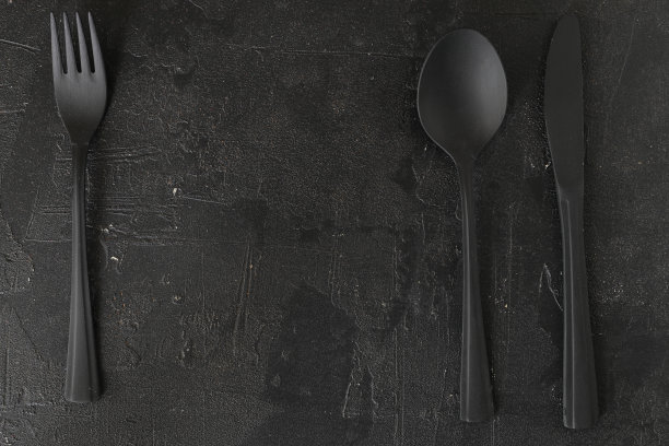 头顶上的银器在黑色桌子上与复制空间。图片下载