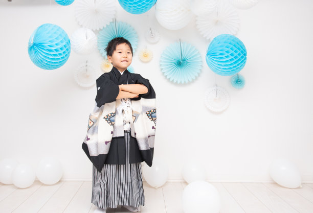 5岁的日本男孩穿着和服在七重山拍摄纪念照图片下载