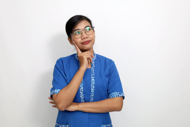 深思熟虑的年轻亚洲妇女站在一边看着空白图片下载