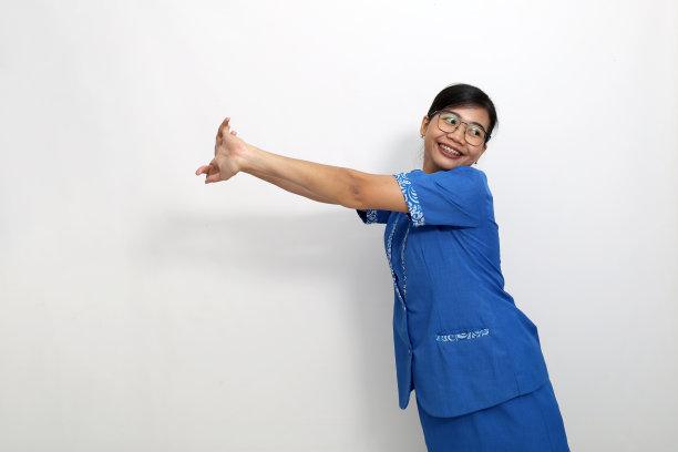 年轻的亚洲员工站着伸展她的手或手臂。孤立在白色背景中图片下载