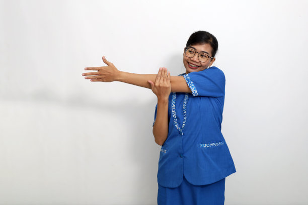 年轻的亚洲员工站着伸展她的手或手臂。孤立在白色背景中图片下载