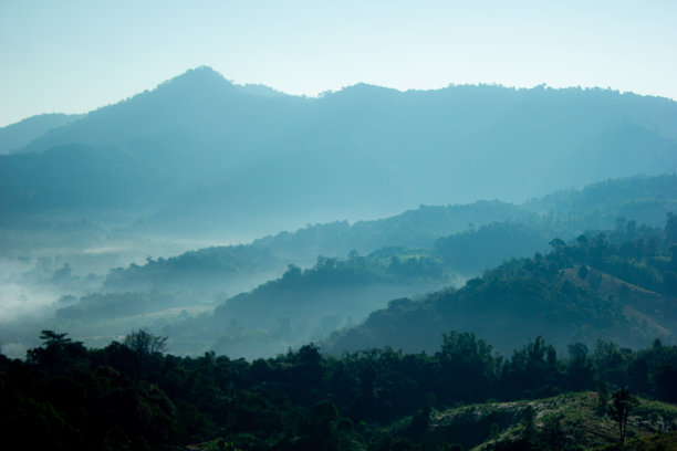 层层叠叠的山，雾。图片下载